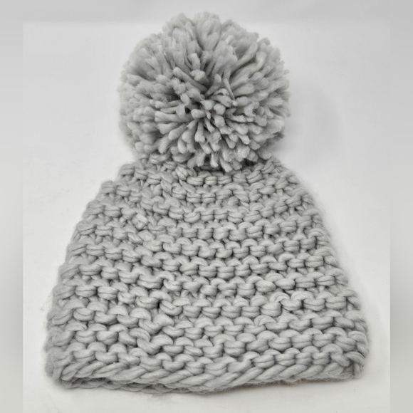VINCE CAMUTO CHUNKY KNITWEAR CROCHET KNIT LIGHT GREY POM POM BEANIE HAT WOMEN OS - Picture 1 of 12